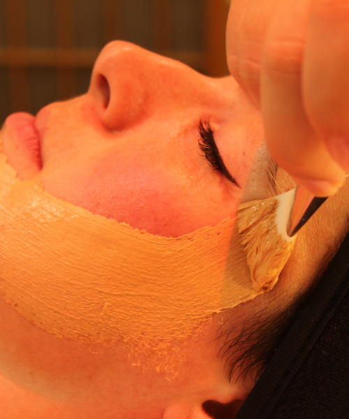 Cara d'una dona amb un tractament facials